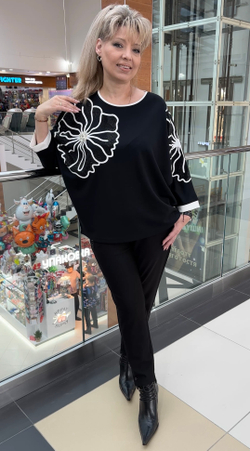 Нарядный черный джемпер с белым стразовым принтом