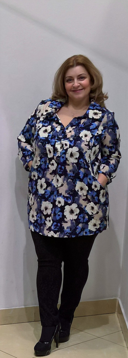 Летняя туника с белыми и голубыми цветами