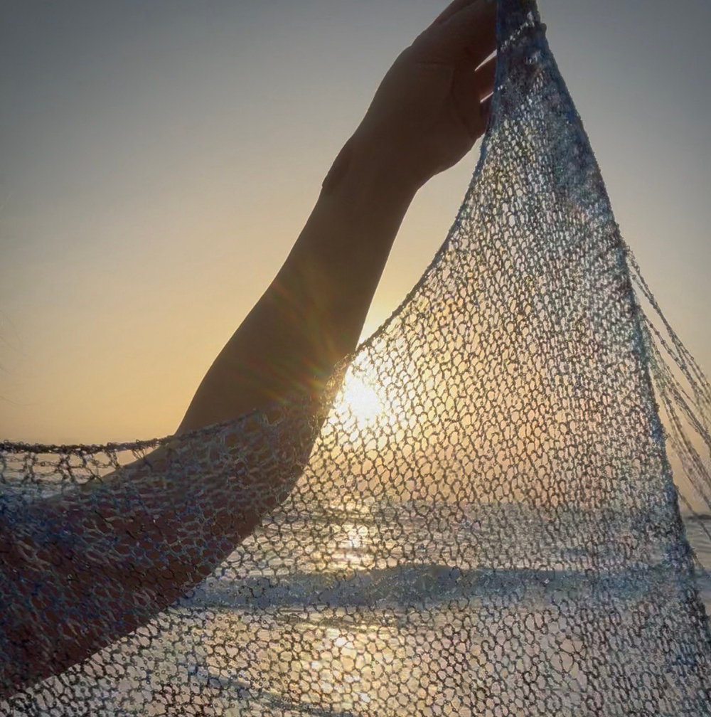 Трендовая косынка спицами из пряжи с пайетками - видео мастер-класс