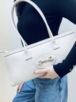 Женская сумка-багет из натуральной кожи белого цвета