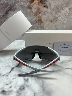 Солнечные очки Prada