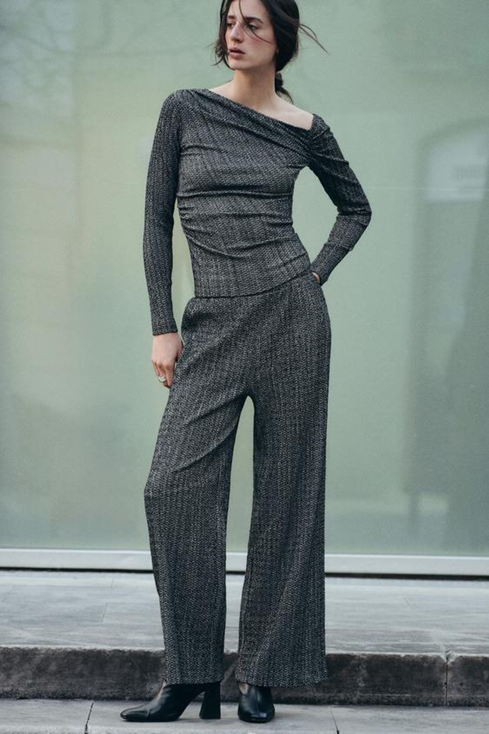 ZARA АСИММЕТРИЧНЫЙ ТОП ИЗ РЕЛЬЕФНОЙ ТКАНИ, ЧЕРНЫЙ/БЕЛЫЙ