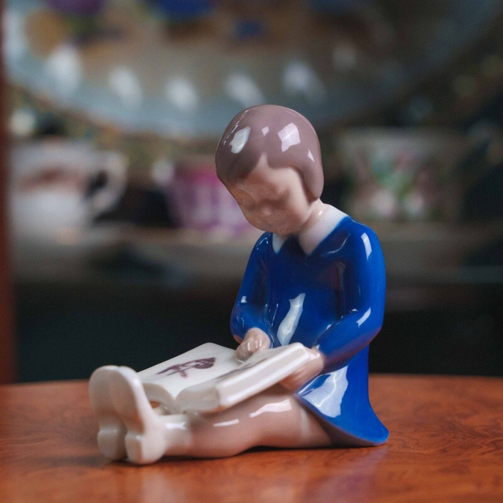 Фарфоровая миниатюра «Девочка с книжкой»