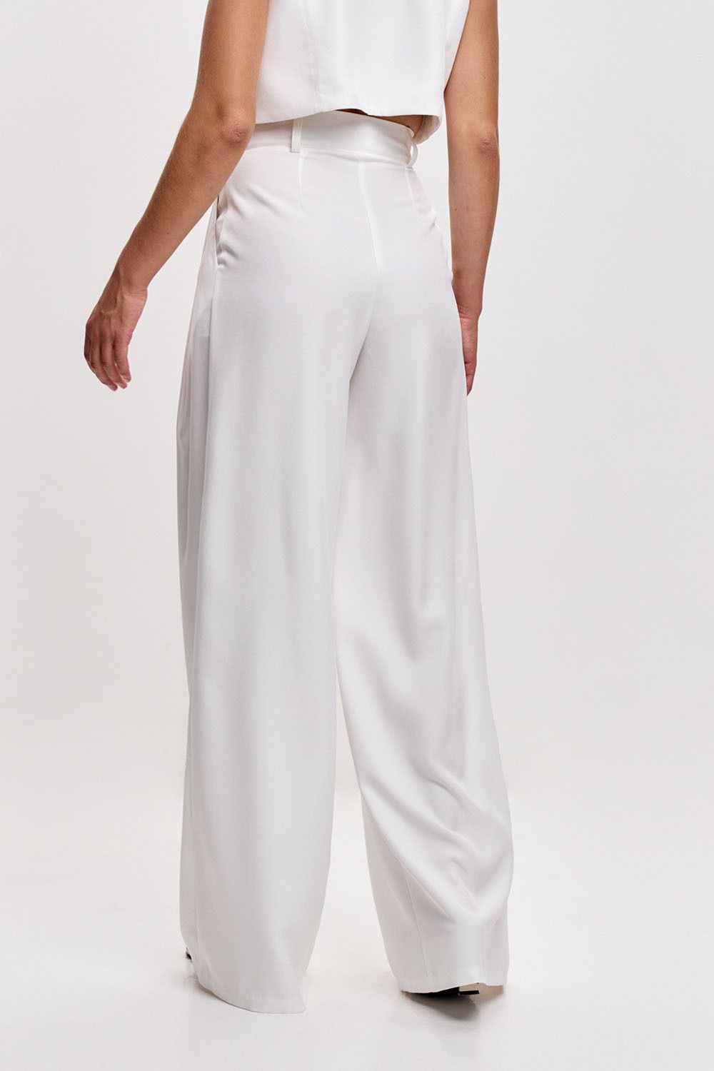 Свободные брюки с защипами белого цвета