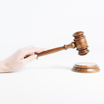 Деревянный аукционный молоток (молоток судьи) из древесины кедра. wg1