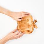 Менажница деревянная из сибирского кедра для подачи блюд и закусок с гравировкой "УЛЫБКА СПАСЕТ МИР!". MG92