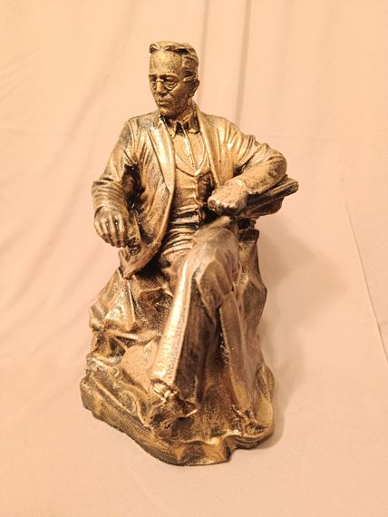 Üzeyir Hacıbəyli heykəli (qızılı)