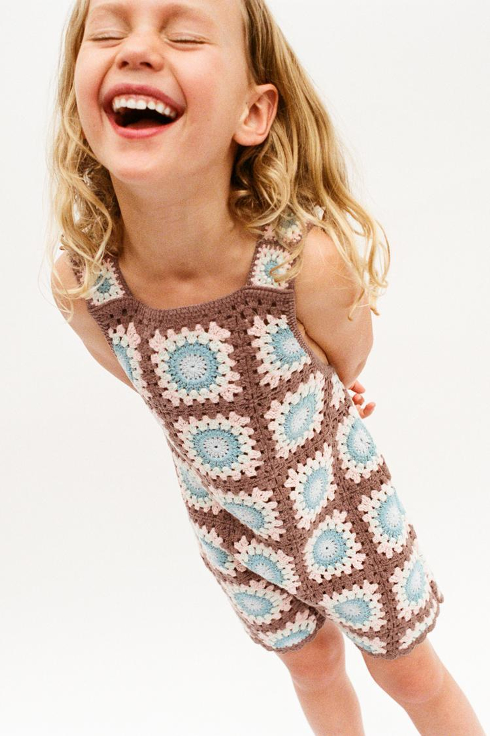 ZARA ТРИКОТАЖНЫЙ КОМБИНЕЗОН С КРУЖЕВОМ КРОШЕ, КОРИЧНЕВЫЙ