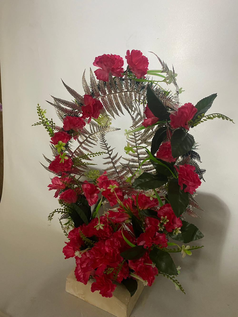 Корзина ритуальная гвоздики 40 см