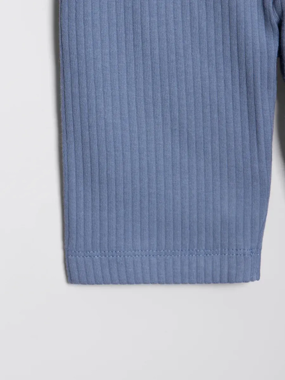 Голубой костюм для девочки на лето в полоску