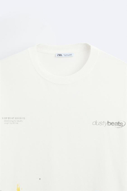 ZARA ФУТБОЛКА С ПРИНТОМ «БРЫЗГИ КРАСКИ» И НАДПИСЯМИ, БЕЛЫЙ