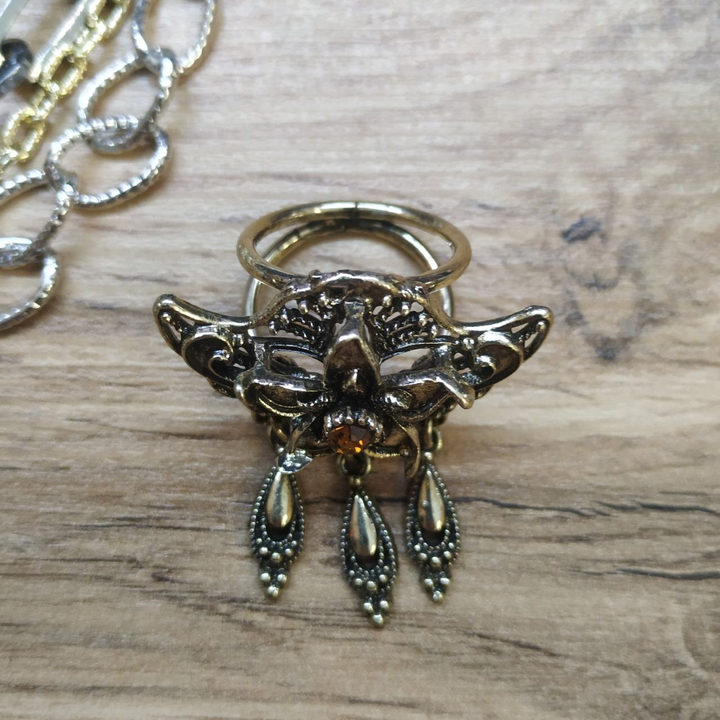 Кольцо для платка Бабочка-цветок с подвесками стразы коричневые металл золотистый черненый 4 х 4 см