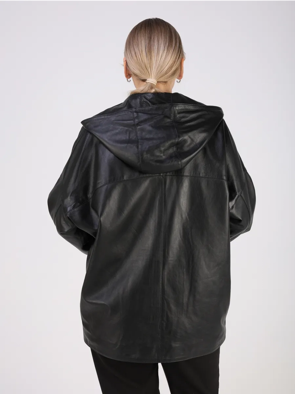 Кожаная куртка демисезонная оверсайз с капюшоном