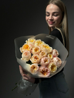 Букет из 15 кремовых пионовидных роз в упаковке