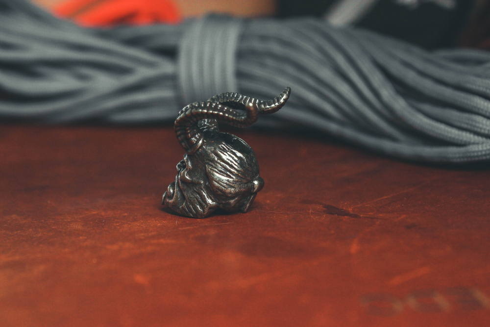 Темлячная бусина, подвеска "Хэлбой", белый метал