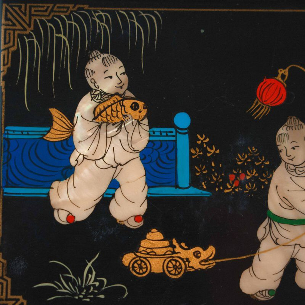 Лаковая шкатулка с инкрустацией и бархатной отделкой