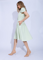 Женское изящное салатовое платье с пуговицами