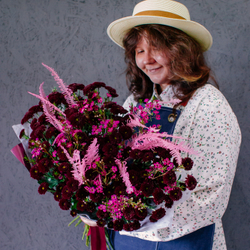 53. Букет с хризатемами сантини в бордовых оттенках