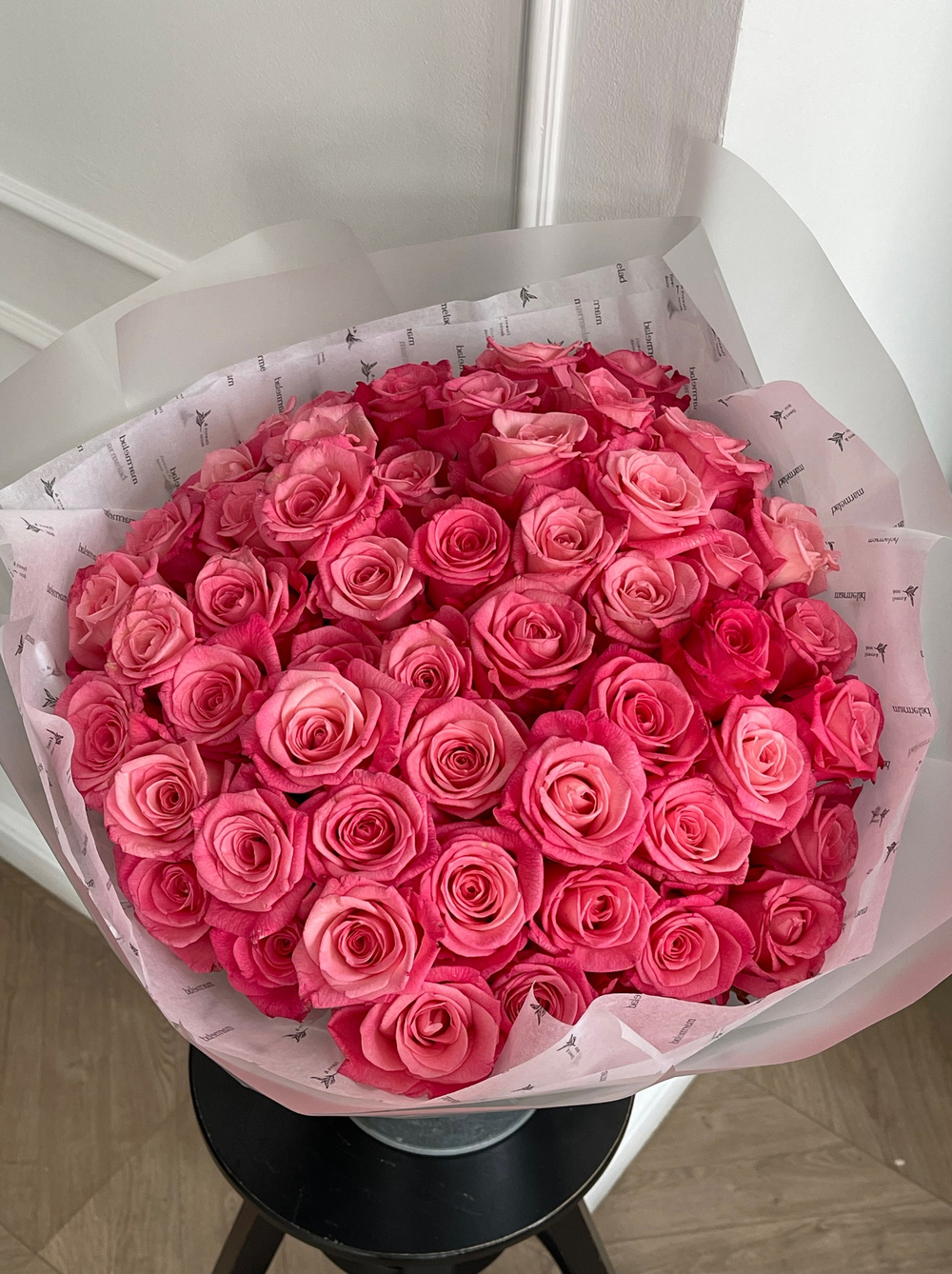 Гранд-букет из ярко розовых роз 51шт