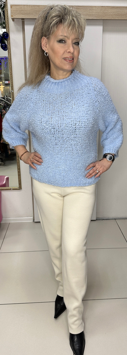 Белые трикотажные брюки на застежке