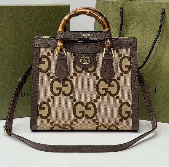 Маленькая сумка-тоут Gucci Diana Jumbo Gg