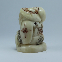 Нэцкэ Фукурокудзю с мешком риса на плече