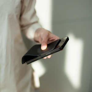 Чехол кожаный для iPhone 12 Pro Max цвета черный