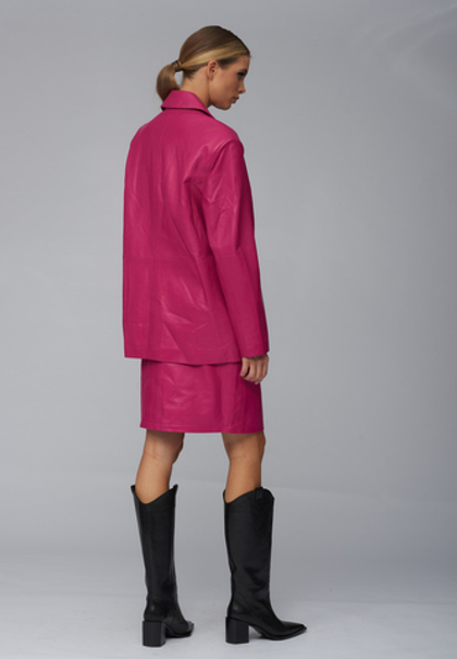 Женская кожаная юбка фуксия с разрезом