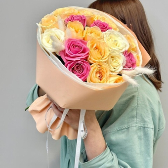 «Персиковый мусс» Микс из роз 19 штук
