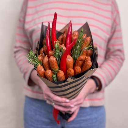 Мужской букет из колбасок, перцев чили, розмарина