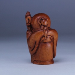 Нэцкэ Шоусин с персиком и посохом