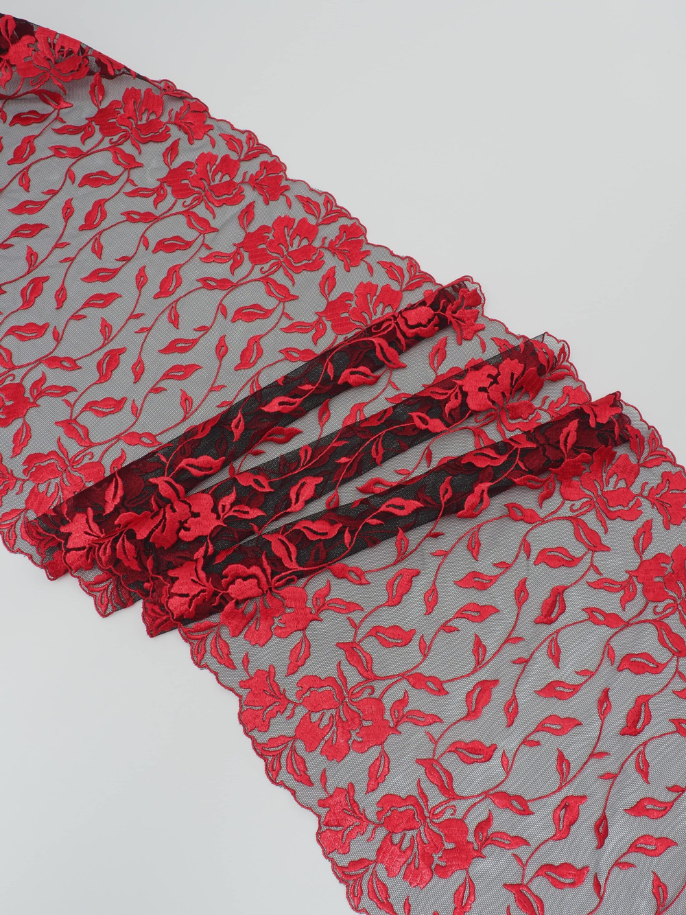 Вышивка на сетке черная с красным неэластичная ширина 31 см