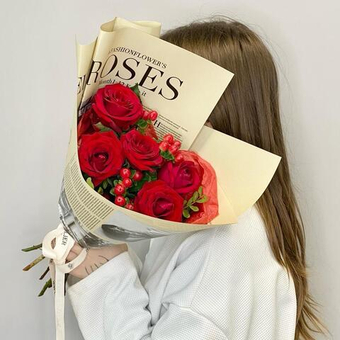 «Клюквенный щербет» Букет из красных роз и гиперикума