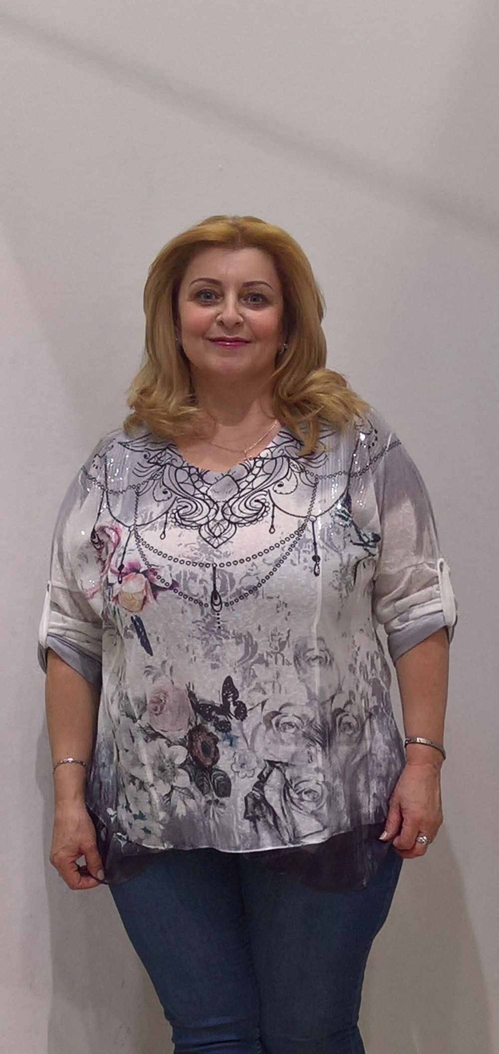 Летний светло-серый блузон с оригинальным рисунком