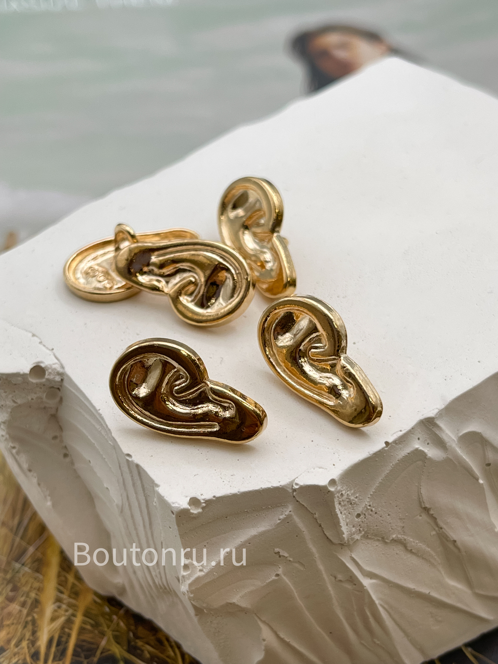 Пуговицы Скиапар. золотистые "Ухо"