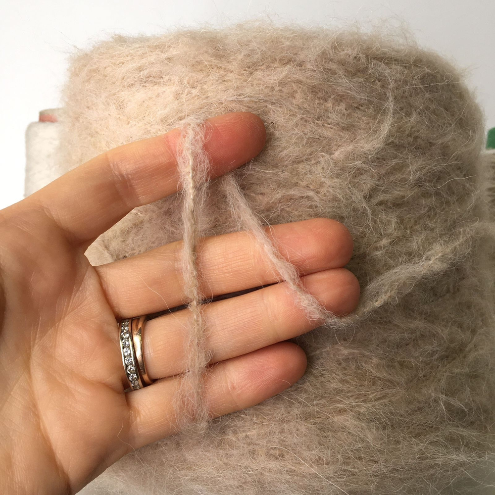 SOLIT HAIR - Millefili; 35% вспушенная альпака, 9% меринос, 12% п/а, 44% p/c; 220м/100гр; col. 1306 светло-бежевый