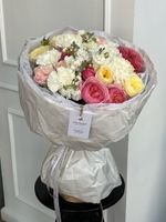 Букет из кустовых пионовидных роз, маттиолы и диантусов