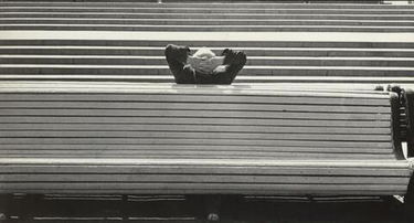 Благоустройство как инструмент контроля: как лавочки и арт-объекты формируют пассивного горожанина