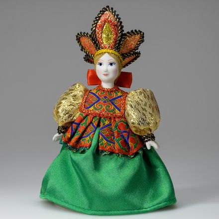 Сувенирная кукла в кокошнике-короне