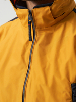Мужская спортивная ветровка с капюшоном на резинке жёлтого цвета.