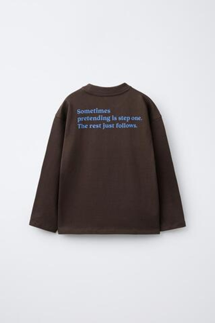 ZARA ФУТБОЛКА С КОНТРАСТНЫМ ТЕКСТОВЫМ ПРИНТОМ, ШОКОЛАДНЫЙ