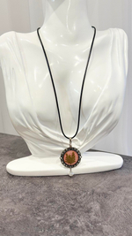 Кулон круглый растение в смоле на черном шнурке