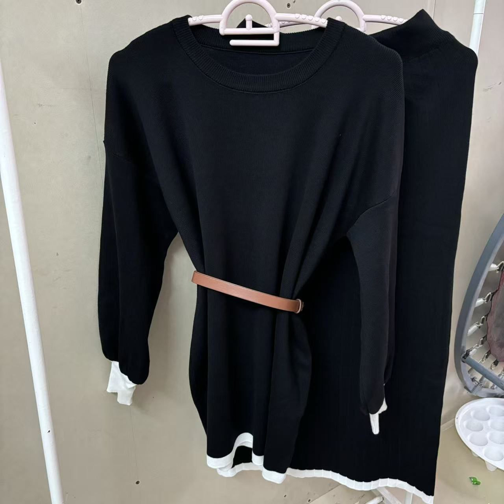 Вязаный женский костюм-двойка: джемпер с ремнем и юбка макси