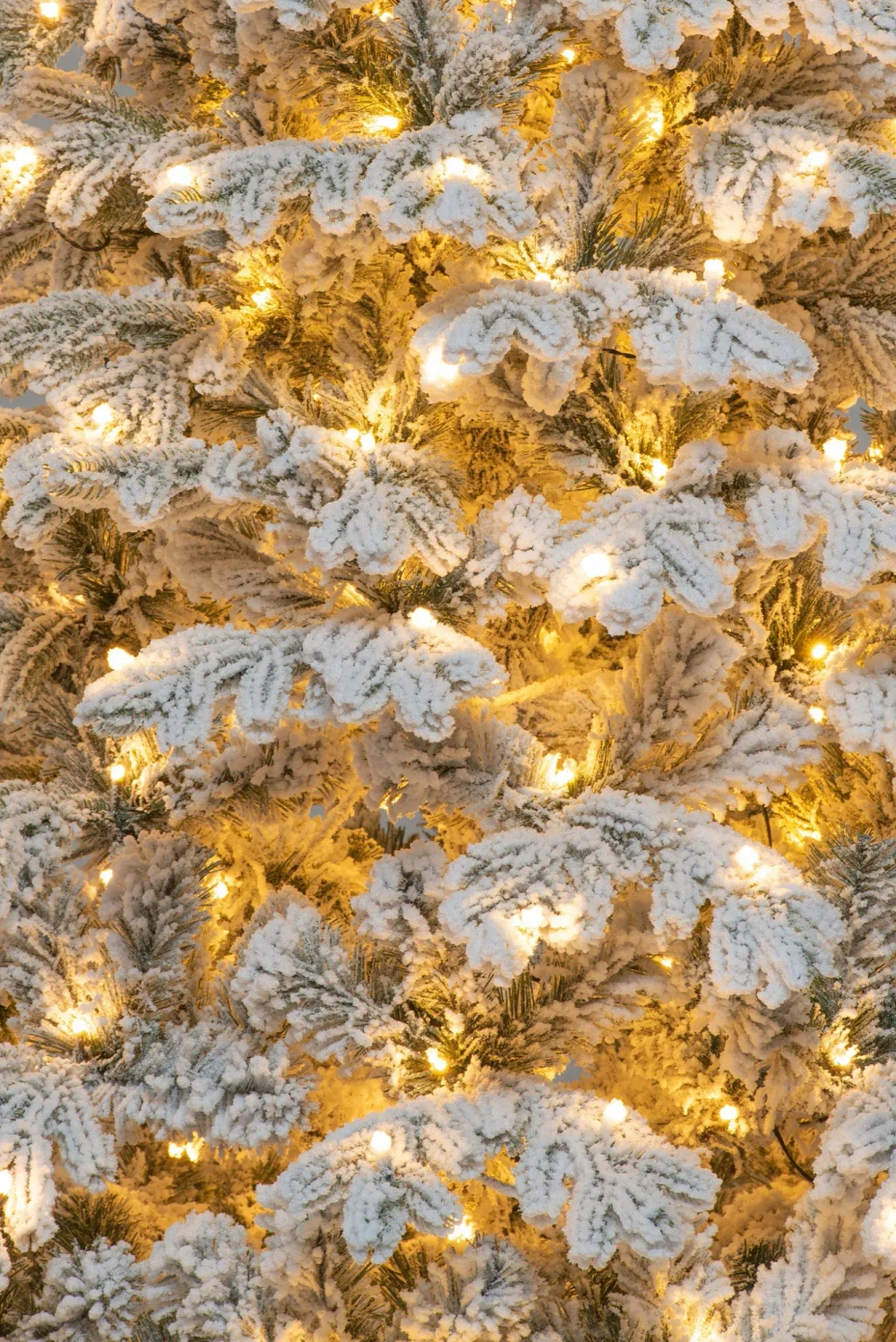 Искусственная елка Аляска заснеженная 240 см., 570 теплых белых LED ламп, литая+пвх, ЕлкиТорг (149240)