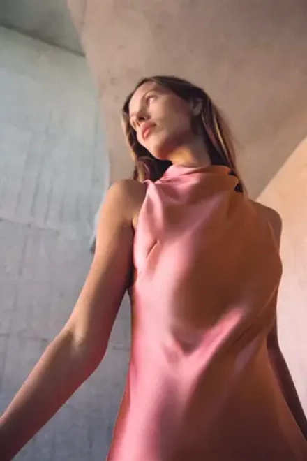 ZARA ПЛАТЬЕ МИДИ ИЗ САТИНА, ПЕРСИКОВЫЙ