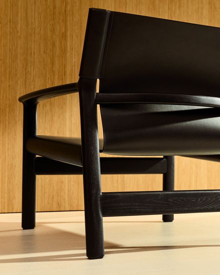 Кресло Jan из переработанной кожи черного цвета и ясеня в черном цвете