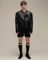 Черная кожаная куртка 