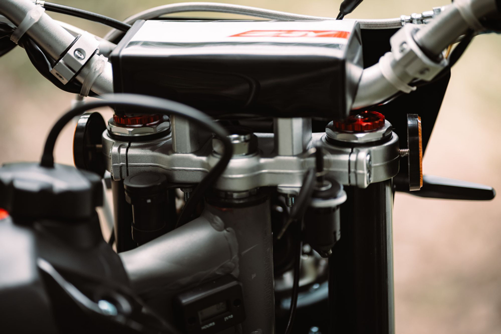 Z3Y Black/White Stinger