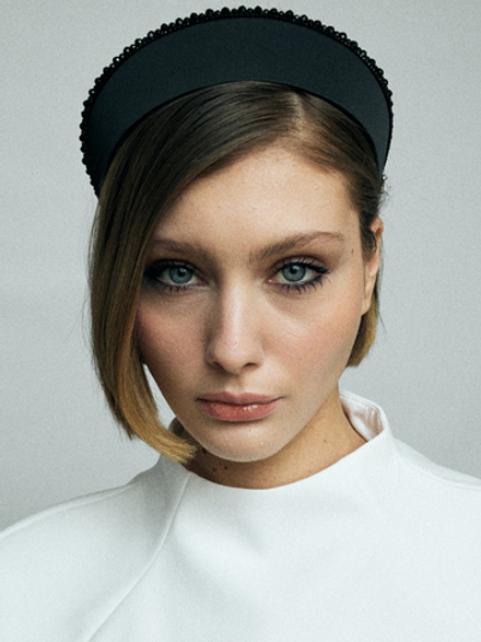 Черный кокошник с декором по верхнему краю