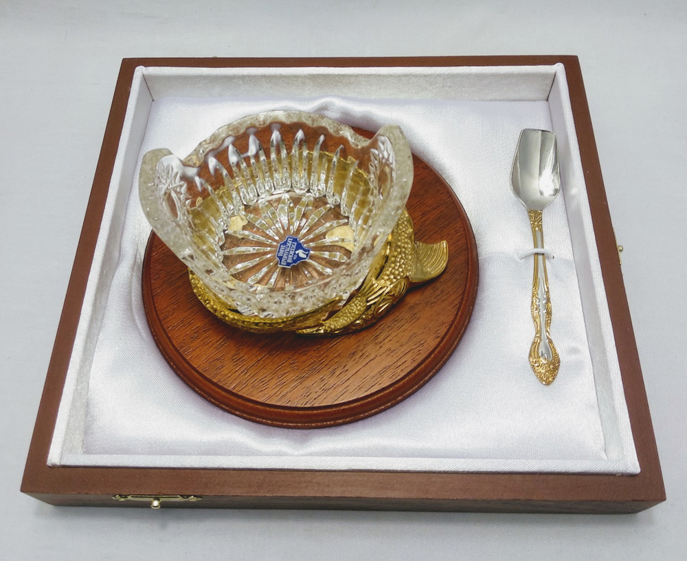 Икорница "Осетр" на подставке с ложечкой в  подарочном футляре